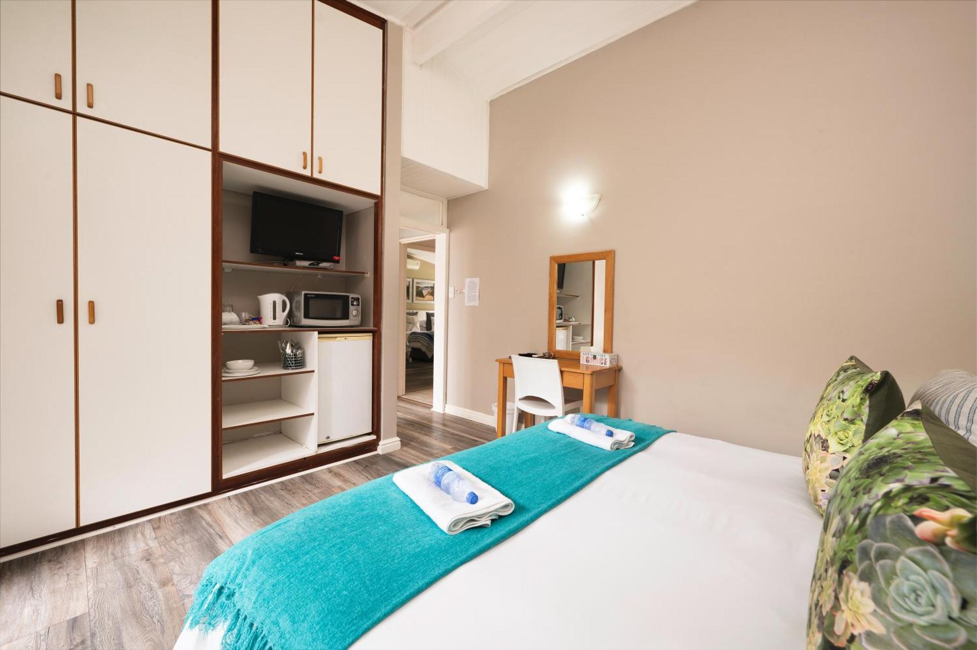 Admirals Lodge Guest House And Brightways Self Catering Apartments Port Elizabeth Exteriör bild