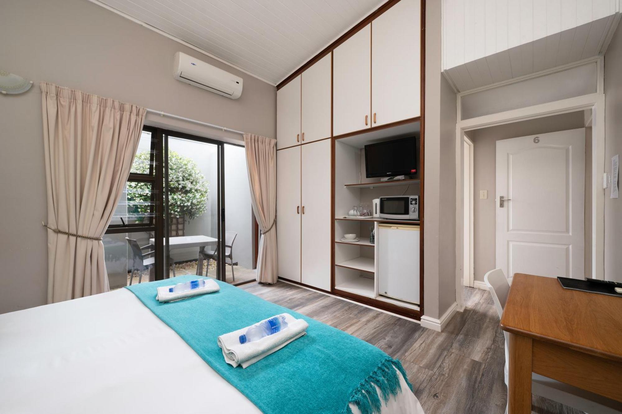 Admirals Lodge Guest House And Brightways Self Catering Apartments Port Elizabeth Exteriör bild